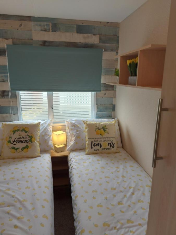 Betty'S Place Hotel วิทลีย์เบย์ ภายนอก รูปภาพ